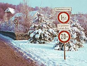 Verkehrsregelung vor der Erdbebenstation in den 60er Jahren